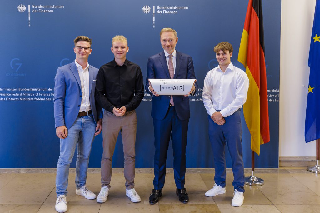 revolutionAIR – Teamfoto im Bundesfinanzministerium