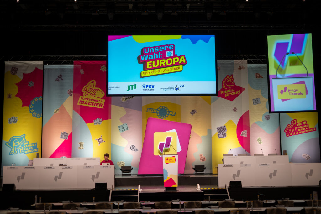 Bühnenbild Junge Liberale – Konferenz-Setup mit farbigen Backdrops
